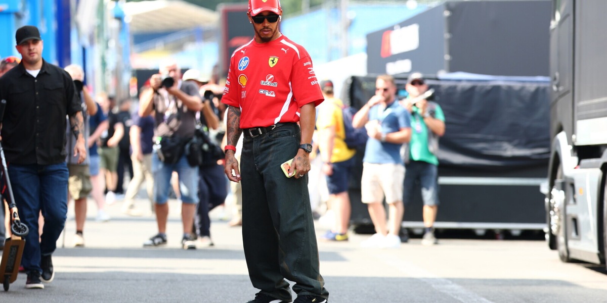 È già Hamilton show in Belgio: Lewis in skateboard nel paddock a Spa!