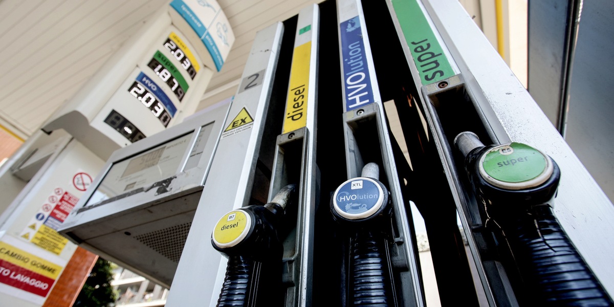 Salgono ancora i prezzi dei carburanti, benzina sopra 2 euro in autostrada