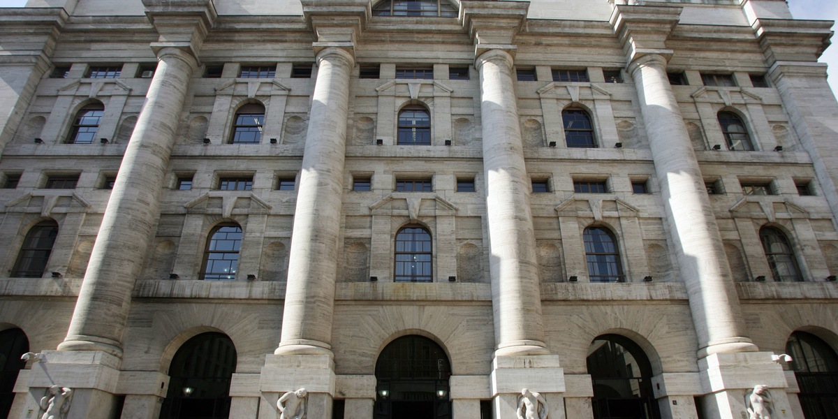 Borsa: Milano chiude in calo, Ftse Mib -0,9%