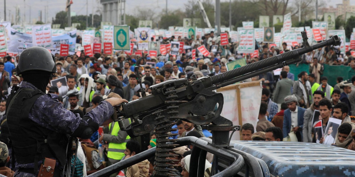 Migliaia di sostenitori degli Houthi in piazza a Sana'a contro l'Arabia Saudita