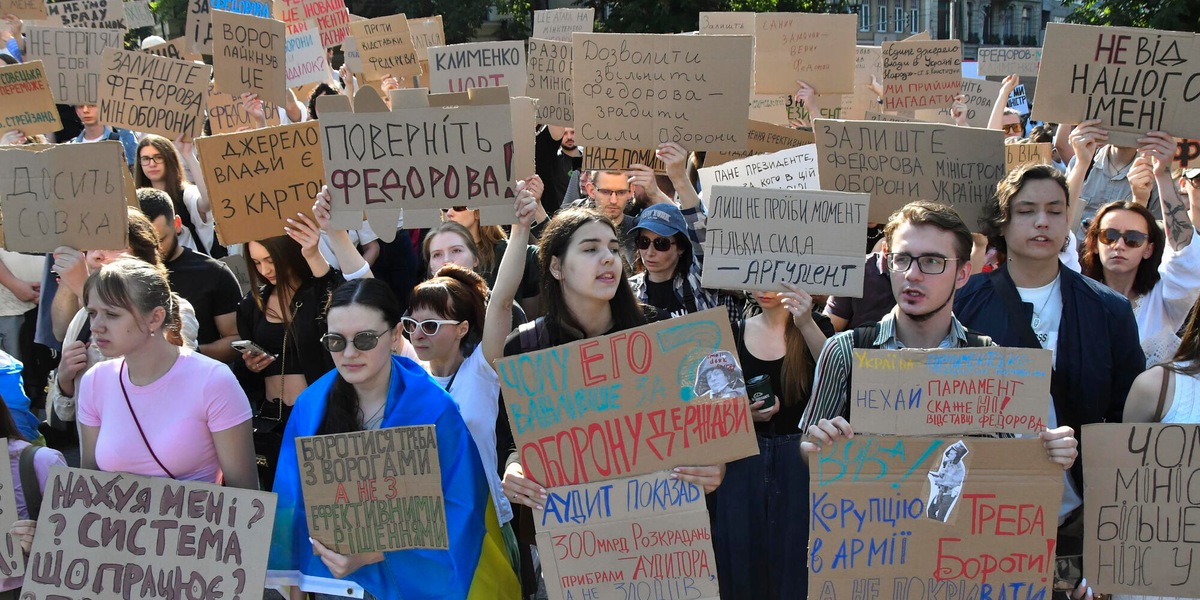 Migliaia in piazza a Kiev contro la rimozione del ministro della Difesa