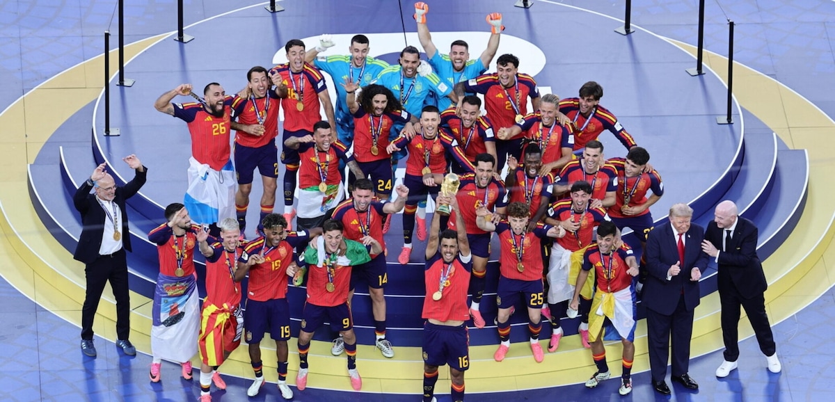 Spagna campione del mondo, Rodri alza la coppa con Trump in mezzo alla festa