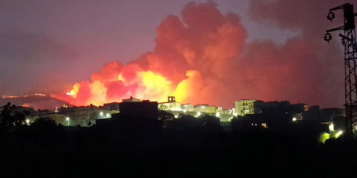 Incendio minaccia cittadina dell'Agrigentino, sgomberate oltre 100 persone
