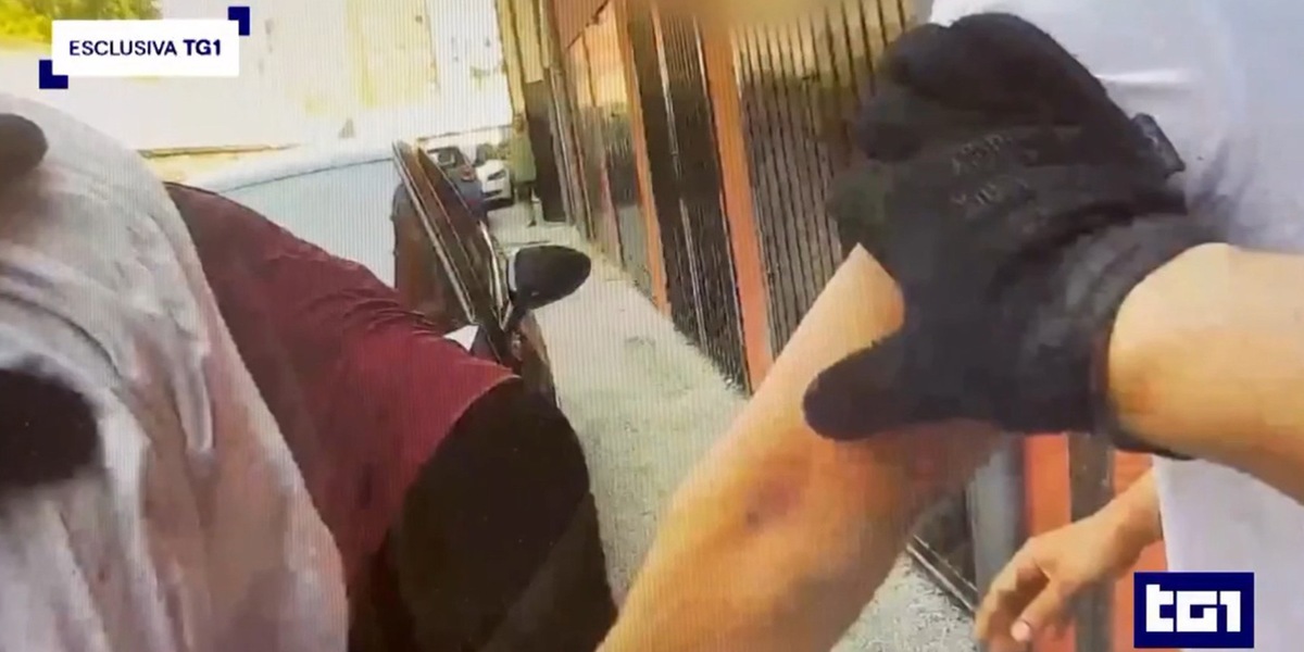 Al Tg1 video bodycam agente, 'contatto tra Fakir e altra persona'