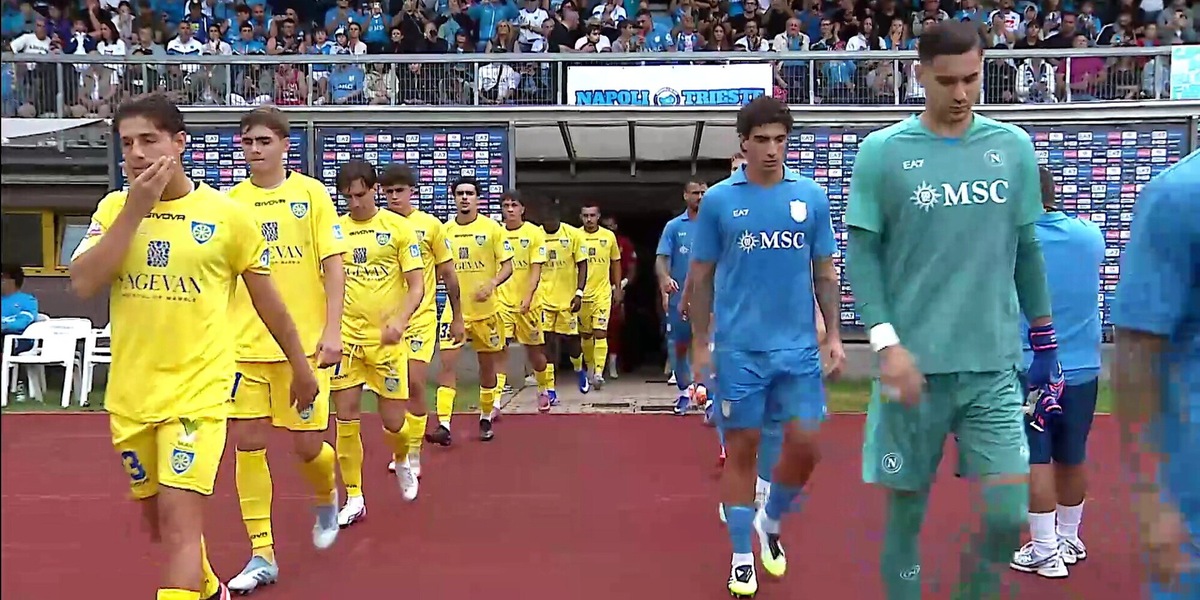 Napoli-Carrarese 2-0, le immagini salienti del match