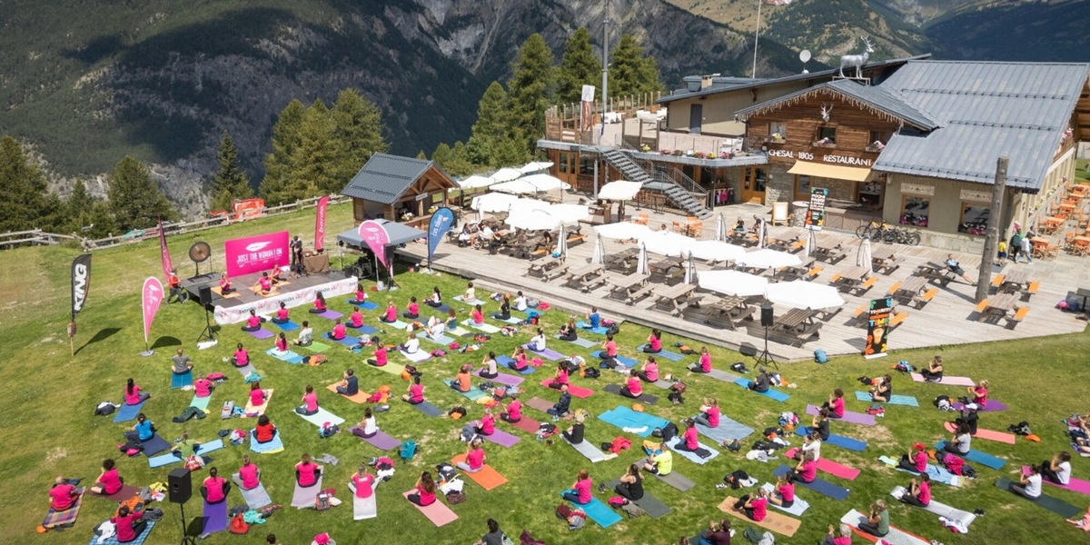 Yogananda: quarta edizione a Bardonecchia a sostegno di Just The Woman I Am