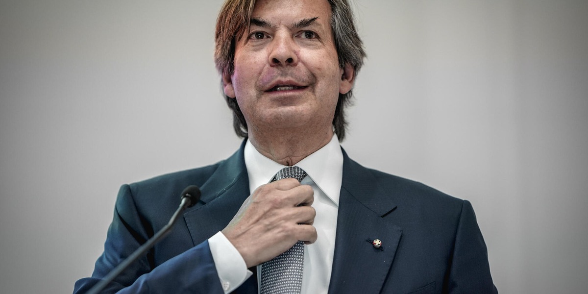 Intesa oltre le attese, l'utile del semestre a 5,5 miliardi