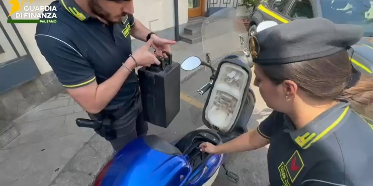 Sequestrati migliaia di motorini elettrici venduti come e-bike