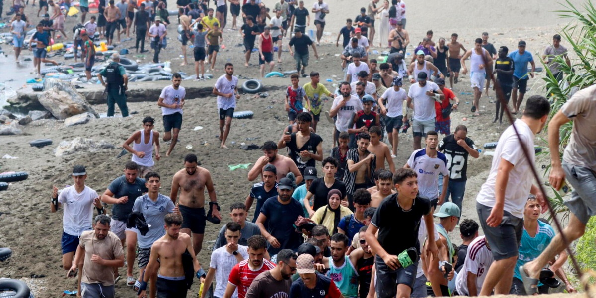 Gli abitanti di Ceuta, 'le strade inondate di migranti, noi abbandonati'