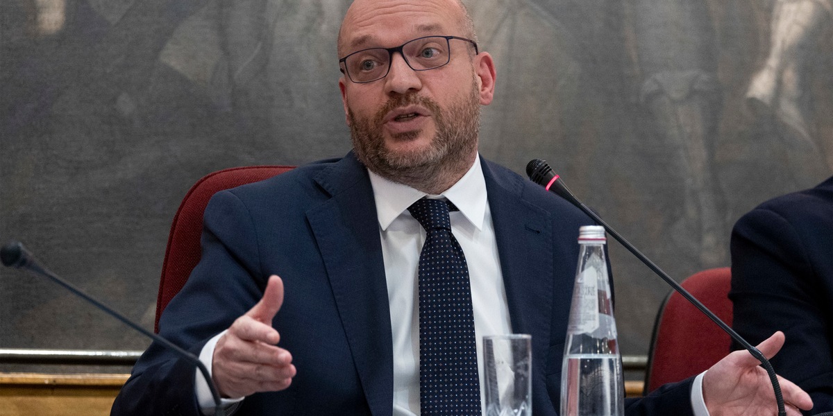 Fontana chiede parere a Giunta regolamento, congelato accesso a chat Delmastro