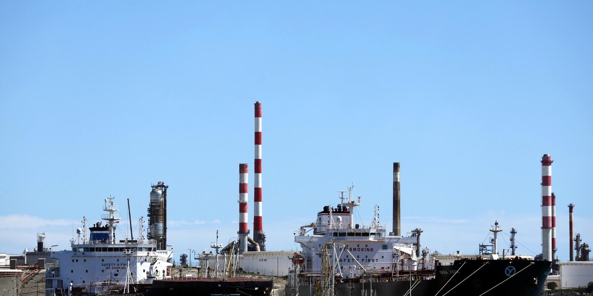 Il petrolio in netto calo, Brent sotto gli 87 dollari al barile