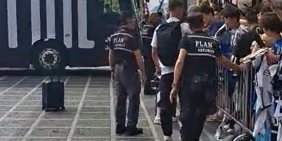 La Juve arriva a Hong Kong, tournée al via: Milik si ferma con i tifosi