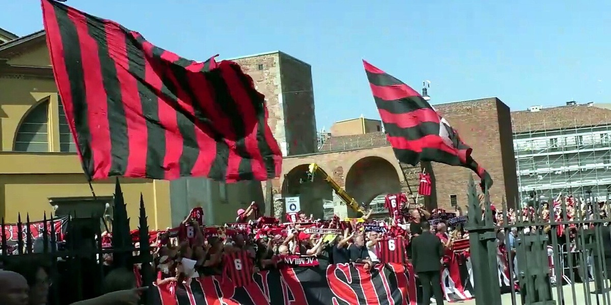 Funerali Baresi, l'arrivo della bara e i cori