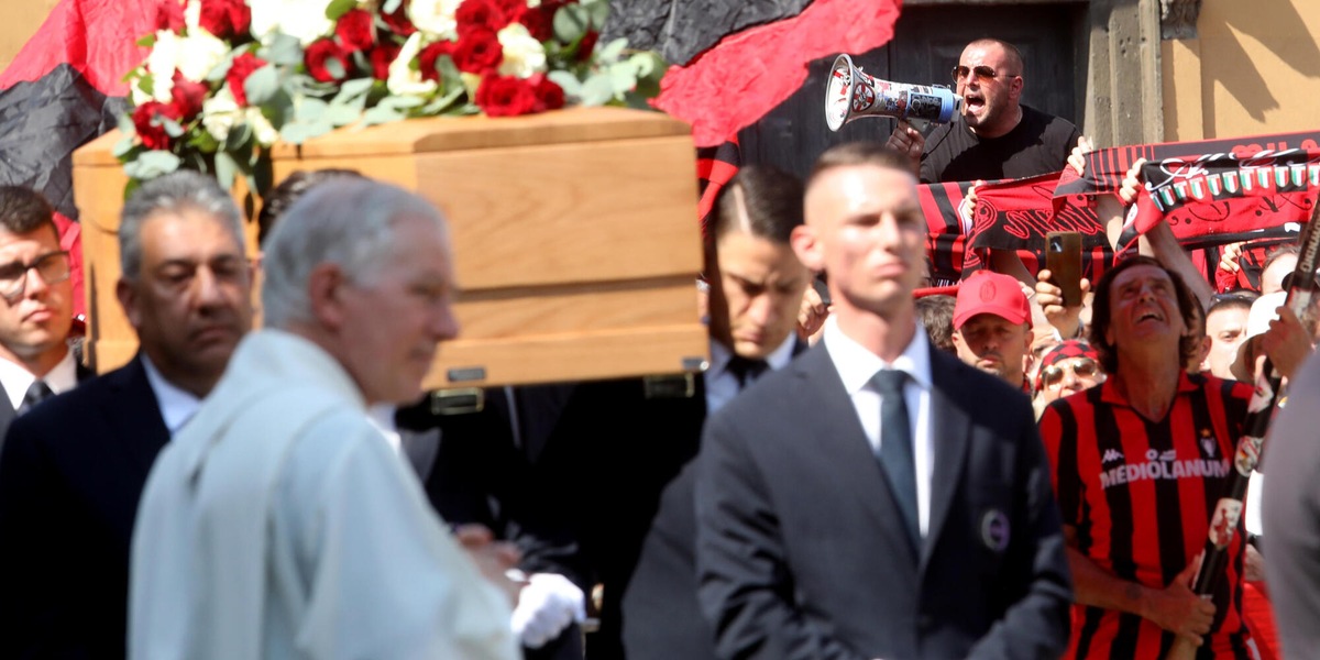 Baresi: gli ex compagni portano la bara all'uscita dalla basilica