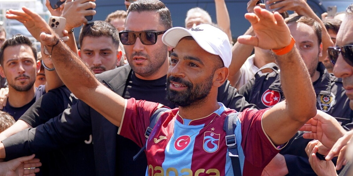 Salah riparte dalla Turchia, firma con il Trabzonspor: bagno di folla all'arrivo