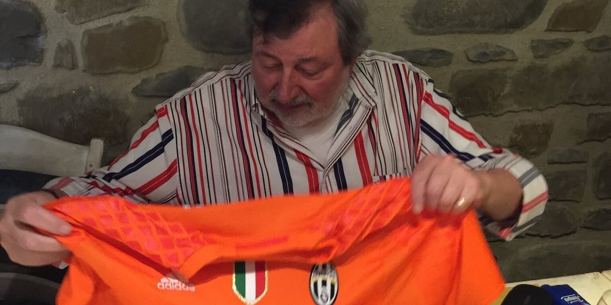 Francesco Guccini è morto a 86 anni: immenso cantautore, scrittore e tifoso della Juve. Quella volta che...