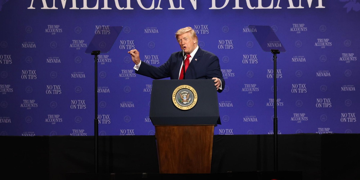La scultura anti-Trump contro la guerra in Iran in tour negli Usa