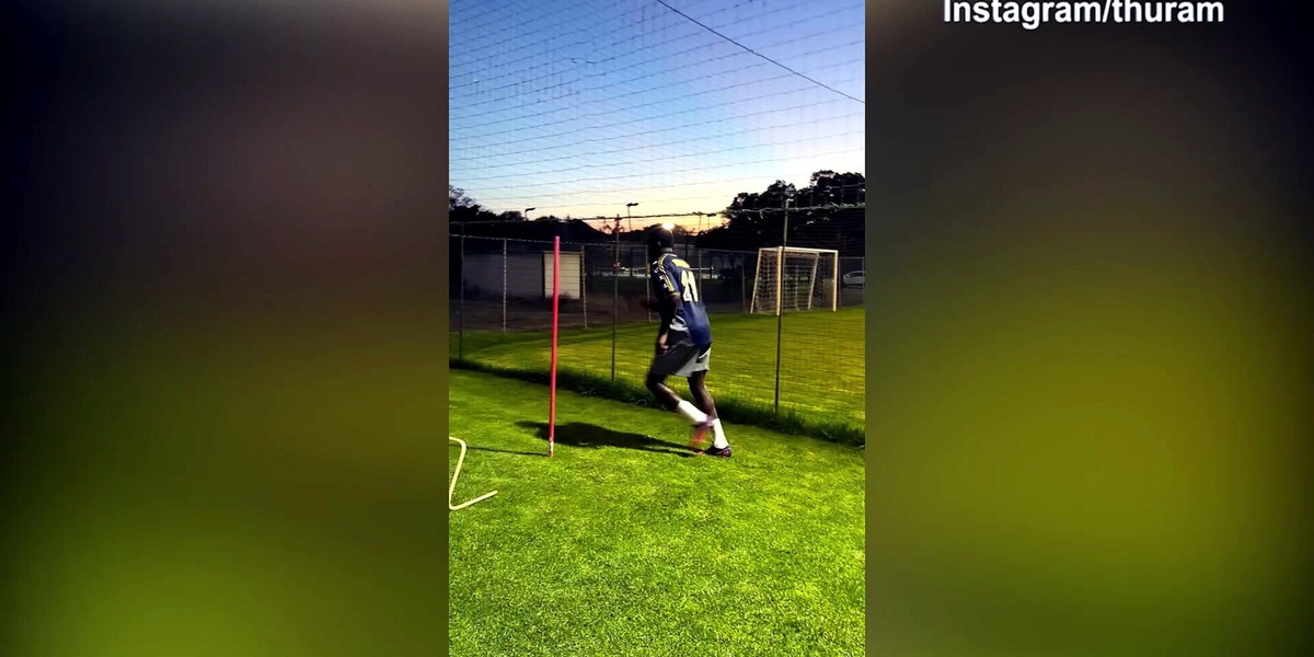 Inter, Thuram al lavoro in Sardegna con una maglia..vintage