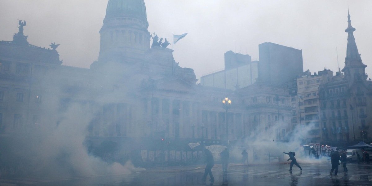 Protesta contro la legge sulla proprietà davanti al Parlamento argentino, scontri