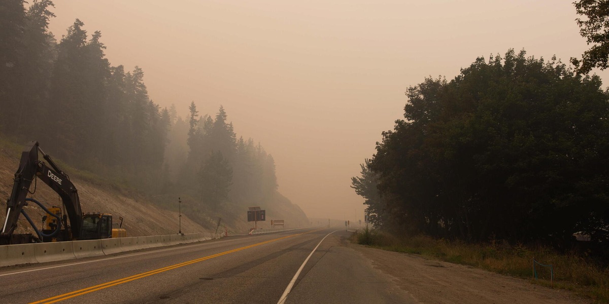 La British Columbia dichiara lo stato d'emergenza per i roghi, 20.000 evacuati