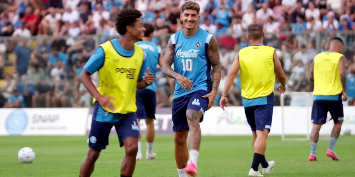 Napoli, allenamento pomeridiano a Castel di Sangro: De Laurentiis osserva a bordo campo