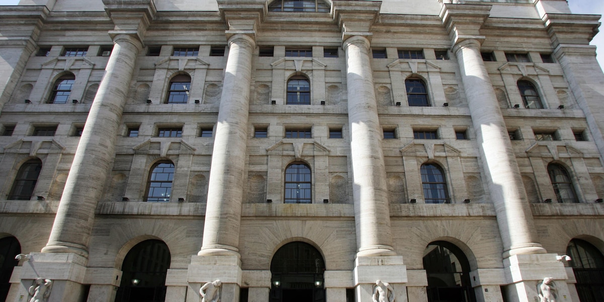 Borsa: Milano chiude in rosso, -1,06%