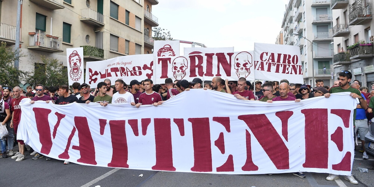 "Cairo vattene", migliaia di tifosi del Toro alla contestazione prima del Milan
