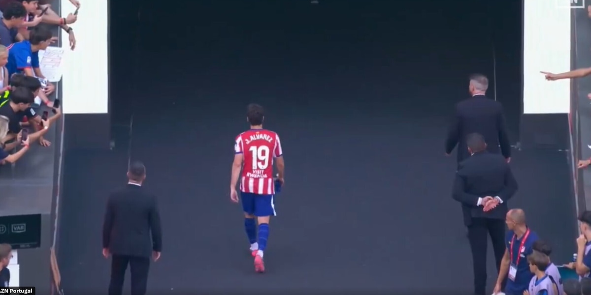Atletico, bufera Alvarez: boato di fischi al Metropolitano e uscita lontano dalla squadra. Manita Barça