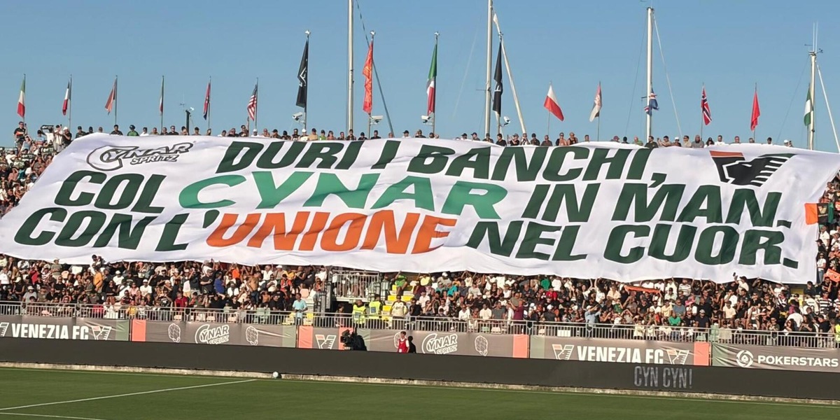 Calcio: 'Duri i banchi', uno striscione accoglie il ritorno del Venezia in A