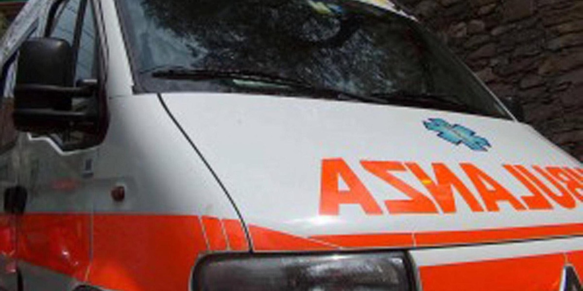 Esplosione in una palazzina, crolla il tetto, due ustionati gravi