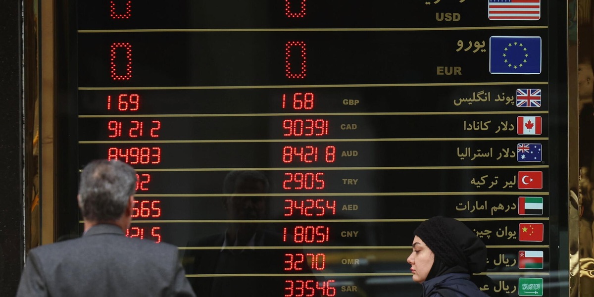 Valuta Iran crolla al minimo storico contro il dollaro