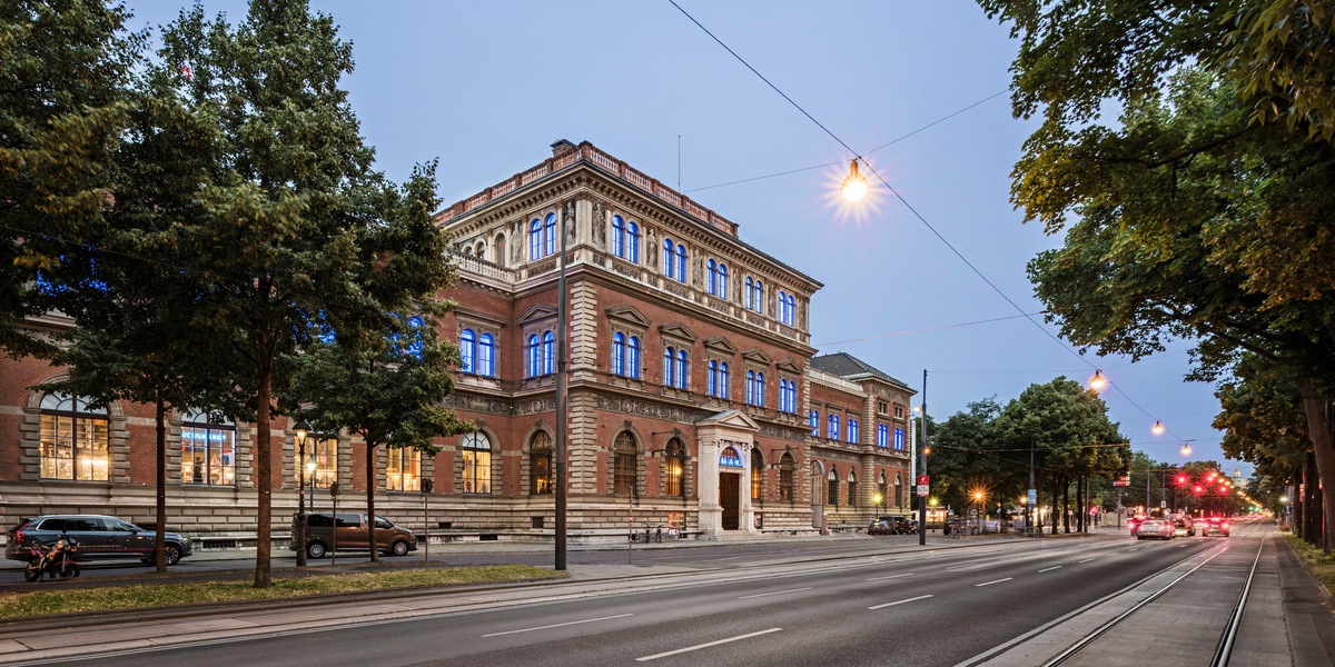 Spaccano la teca e rubano prezioso gioiello, furto al museo Mak di Vienna