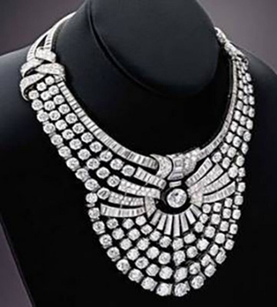 A Vienna rubato il collier della regina d'Egitto, caccia ai ladri