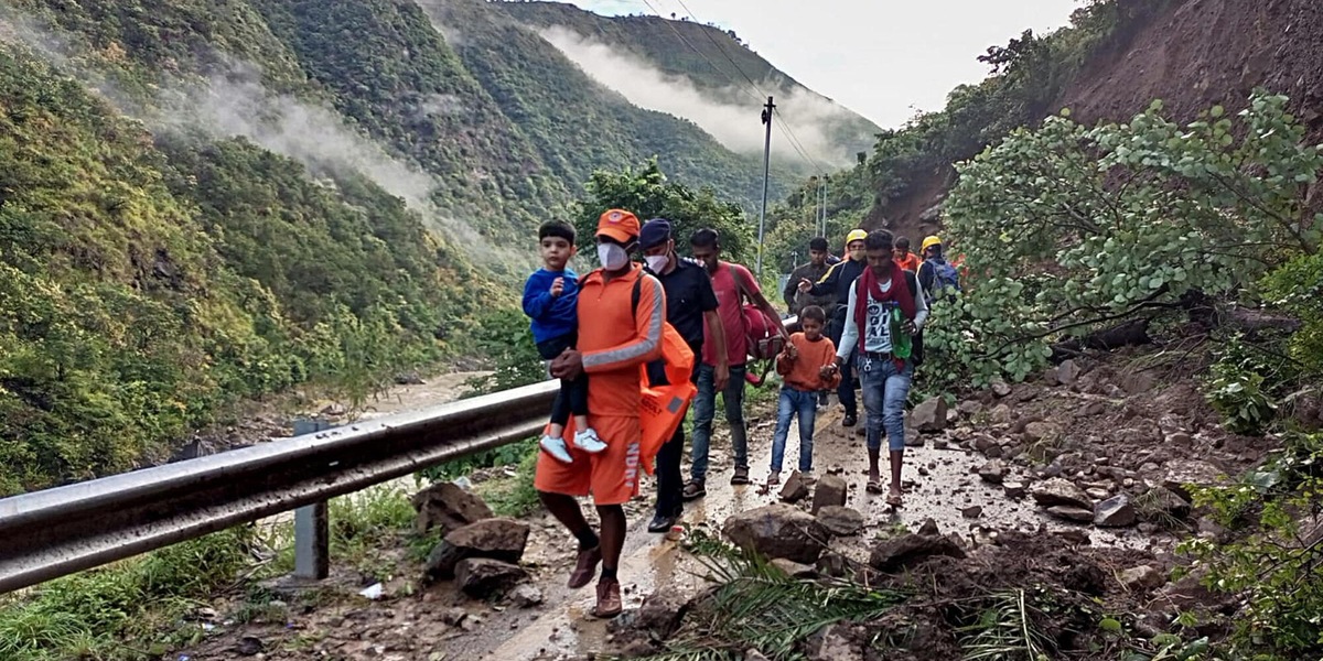 Nepal, il bilancio dei morti sale a 734, i dispersi sono 2.498