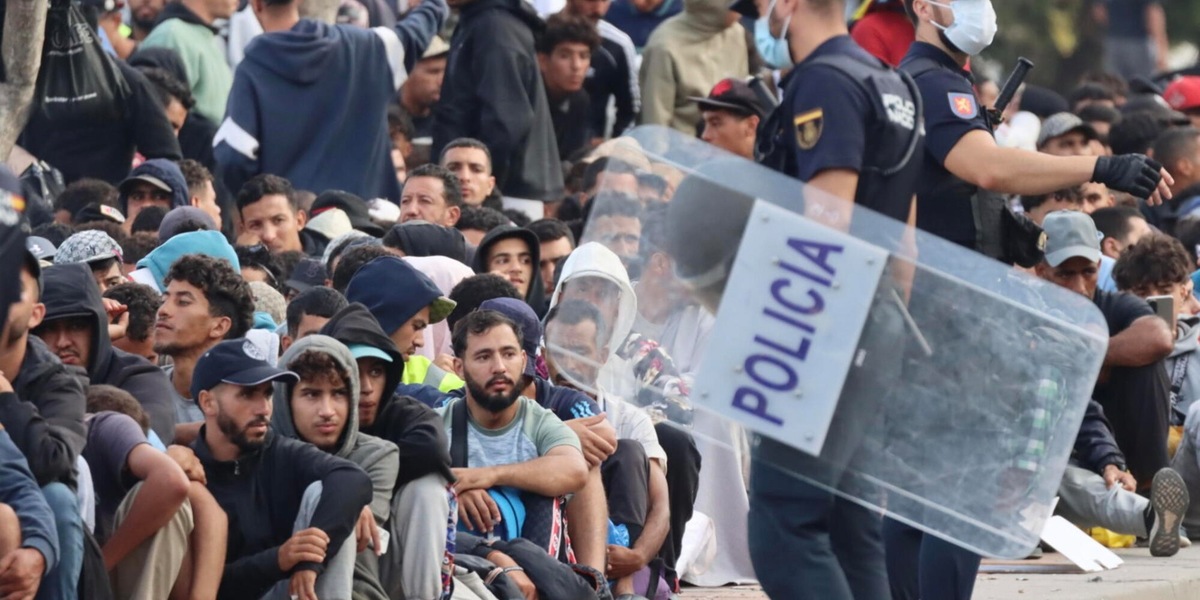 Scontri fra migranti a Ceuta, polizia spara in aria per disperdere la ressa
