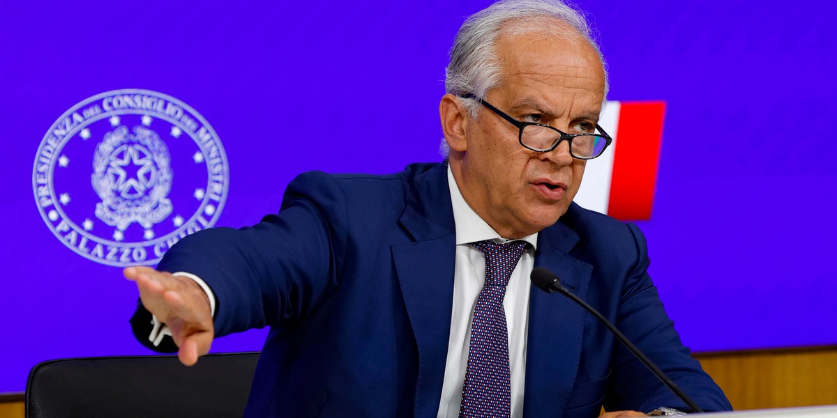 Piantedosi, 'migrante ha offeso il tricolore, sarà espulso'