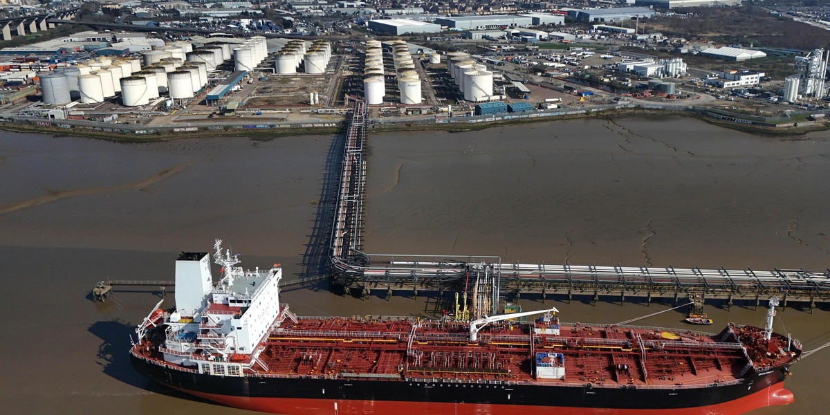 Il petrolio accelera a New York con i raid Usa, +4,54%. Wall Street cala