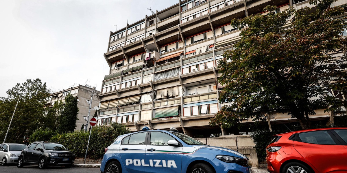 Accoltella l'ex moglie e fugge con il figlio, preso dopo 7 ore di ricerche
