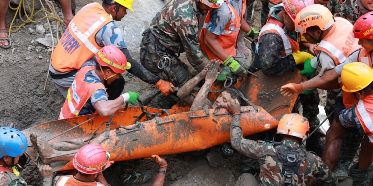 Due operai estratti vivi dopo 10 giorni da un tunnel in Nepal