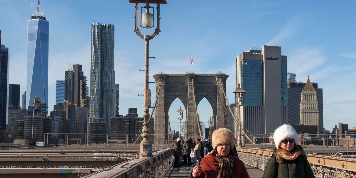 Uomo armato si arrampica sul ponte di Brooklyn, polizia lo uccide