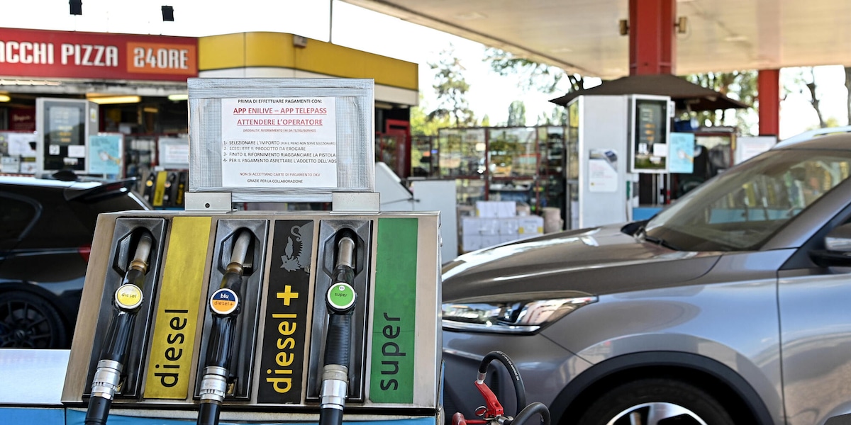 Sale ancora il prezzo dei carburanti, in un mese la benzina costa 5,5 cents in più