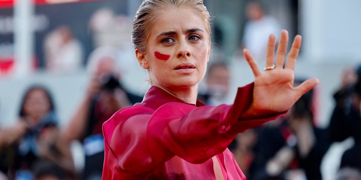 Greta Scarano sul red carpet a Venezia richiama l'attenzione contro i femminicidi