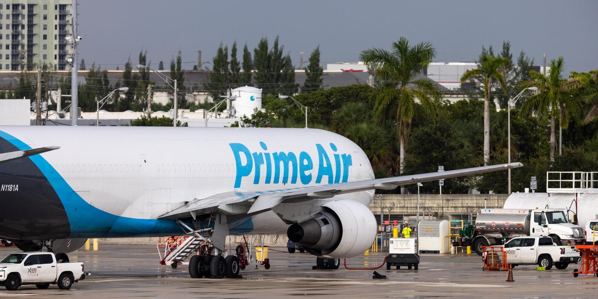 Aereo Amazon fuori pista a Miami, 'cinque morti e vari feriti'