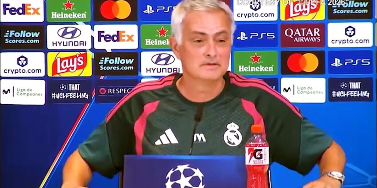 Giornalista fa un regalo "particolare" a Mourinho