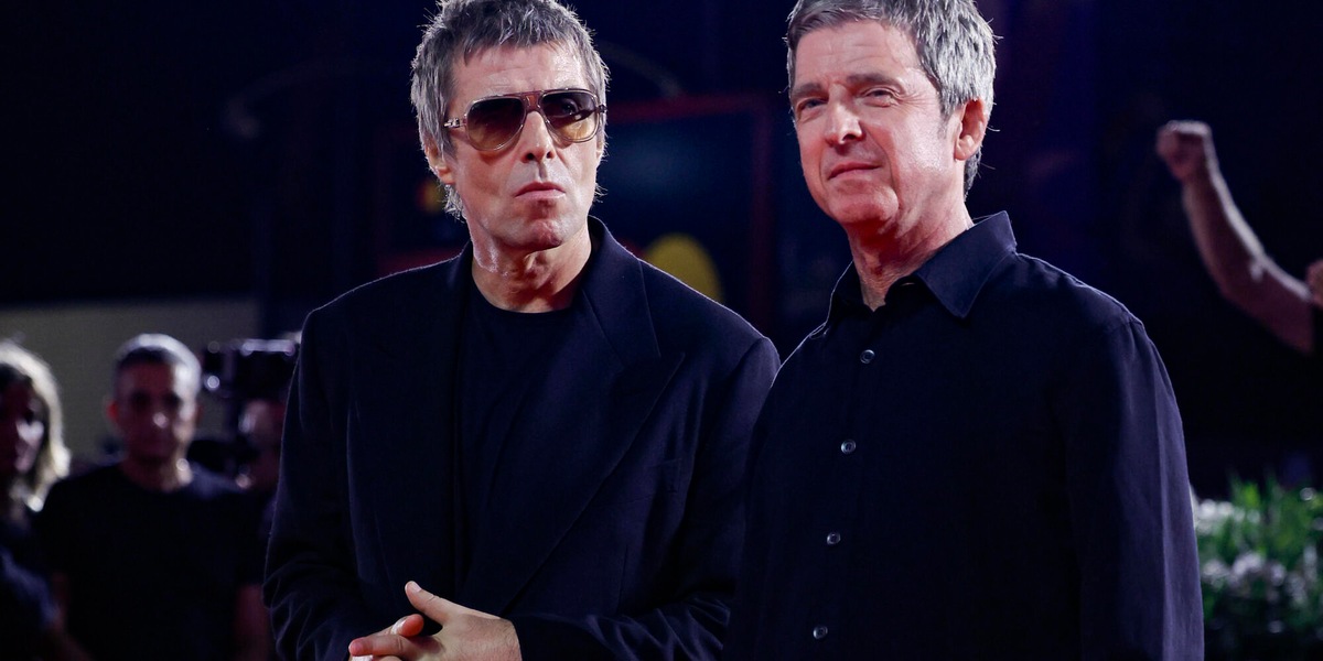 Gli Oasis verso il concerto a Roma, l'indizio social con una clip a Trastevere