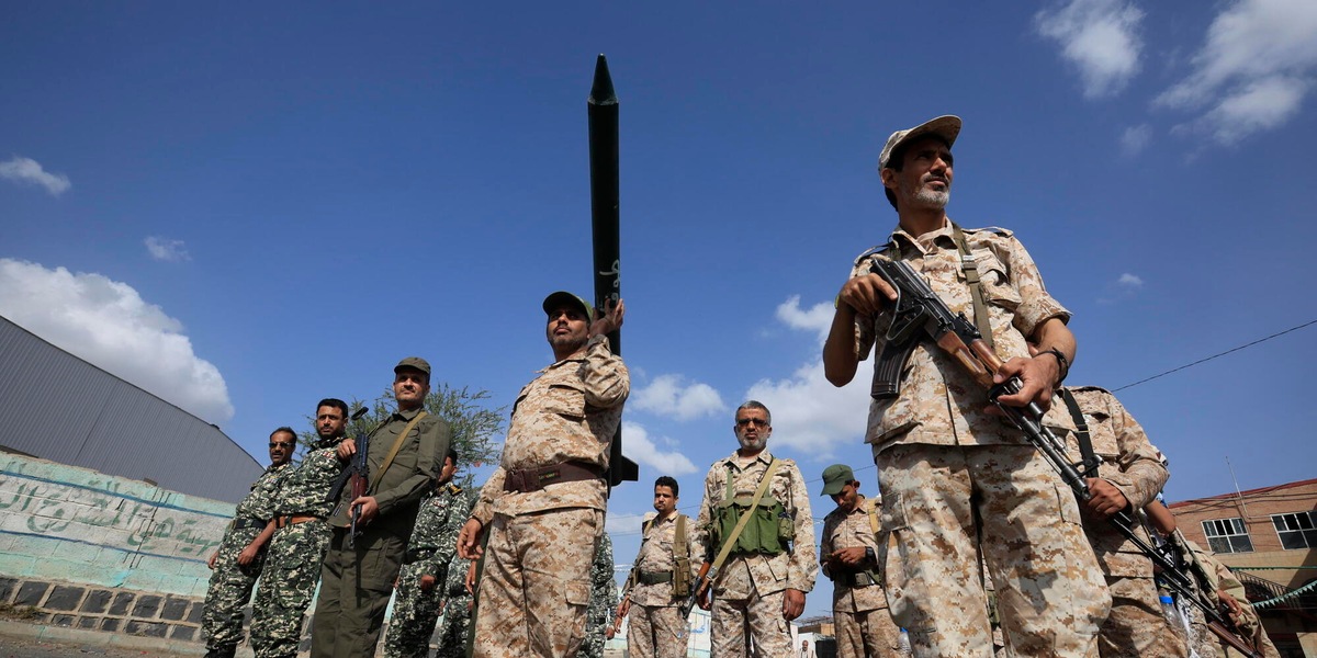 Houthi, la navigazione nello stretto di Bab el-Mandeb resta sicura e regolare