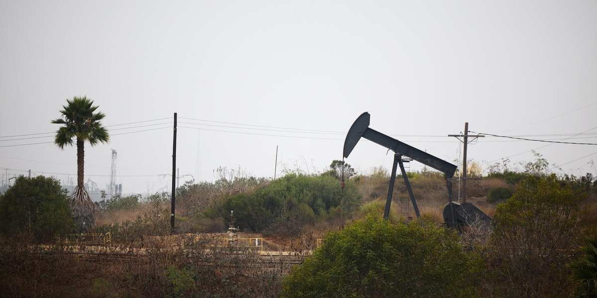 Il petrolio rallenta dopo il picco di ieri, Brent -1% a 106,6 dollari