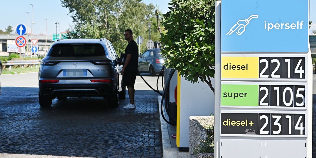 Sale ancora il prezzo dei carburanti, gasolio vicino a 2,2 euro