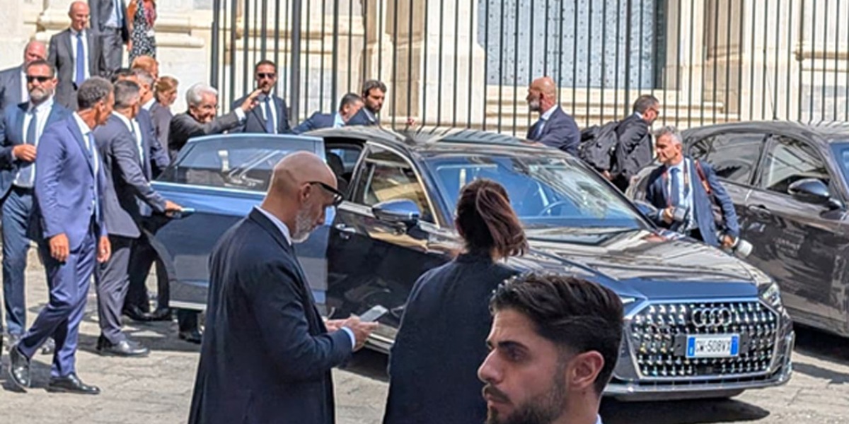 Bagno di folla nel centro storico di Napoli per Mattarella