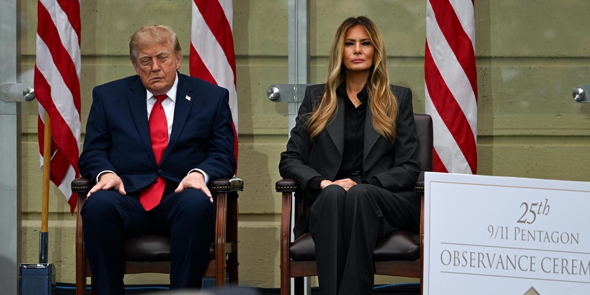 Trump si appisola al Pentagono alla cerimonia per l'11 Settembre, virale sui social